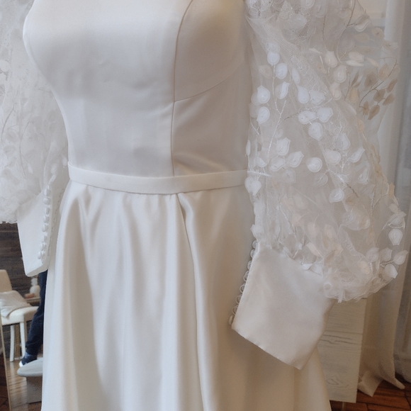 Beautiful custom satin gown - Picture 3 of 9